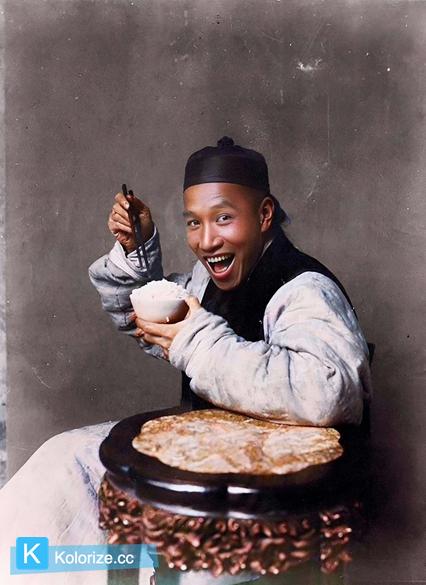 [colorized] Man eating rice, China (1901-1904) 