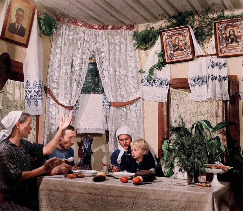 [colorized] Ukraine. August, 1947. Families of a collective farm seated for a meal.