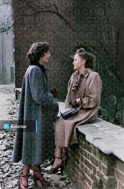 [colorized] A tête-à-tête, London, 1949.