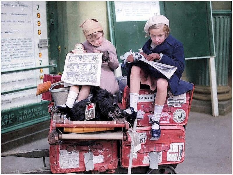 [colorized] A photograph from Euston Station taken in 1935