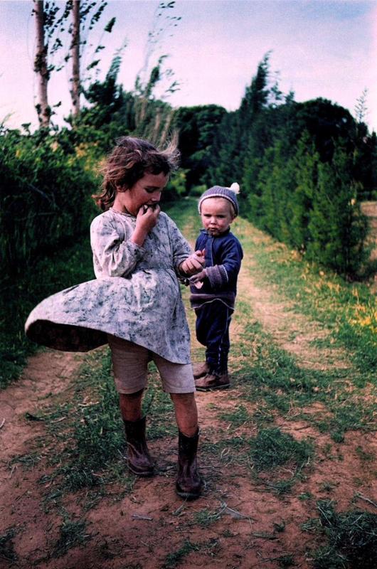[colorized] Mary Ellen Mark. Two children, Izmir, Türkiye, 1965.