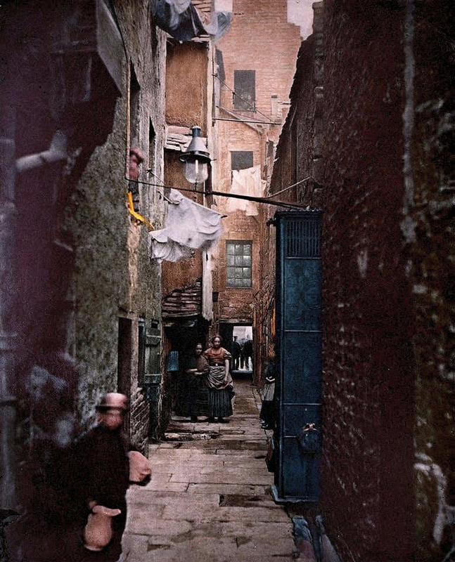 [colorized] A bygone view of the back streets of Glasgow taken circa 1868