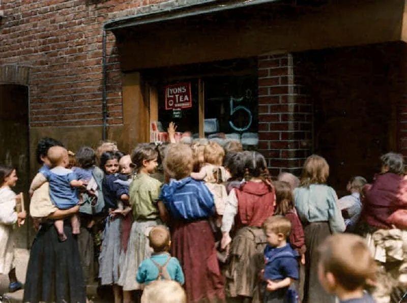 [colorized] The bygone East End of London, taken in 1912.