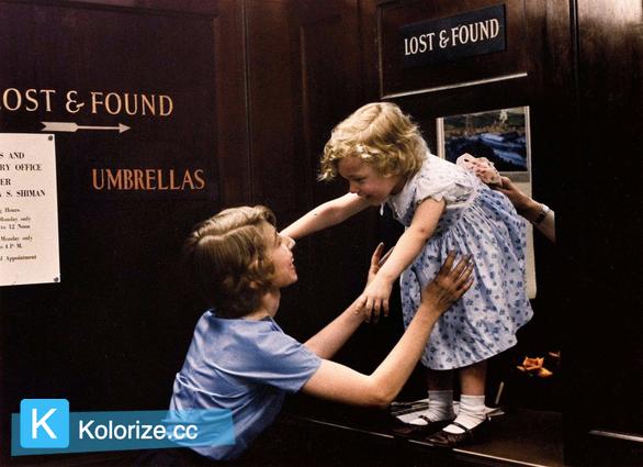 [colorized] "Lost child in a department store", New York, 1955 - by Sabine Weiss (1924 - 2021), Swiss/French