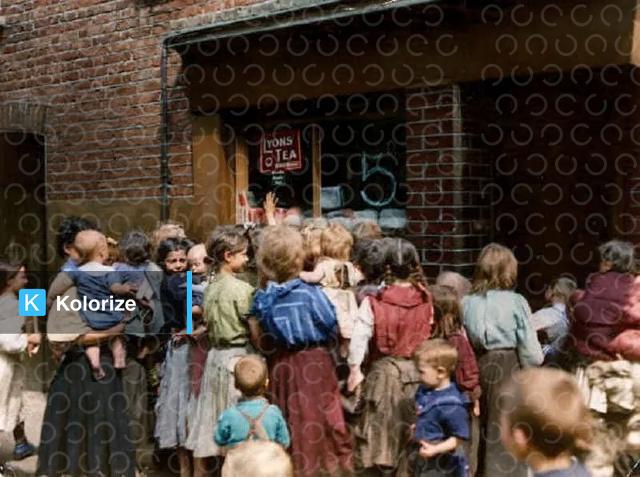 [colorized] The bygone East End of London, taken in 1912.