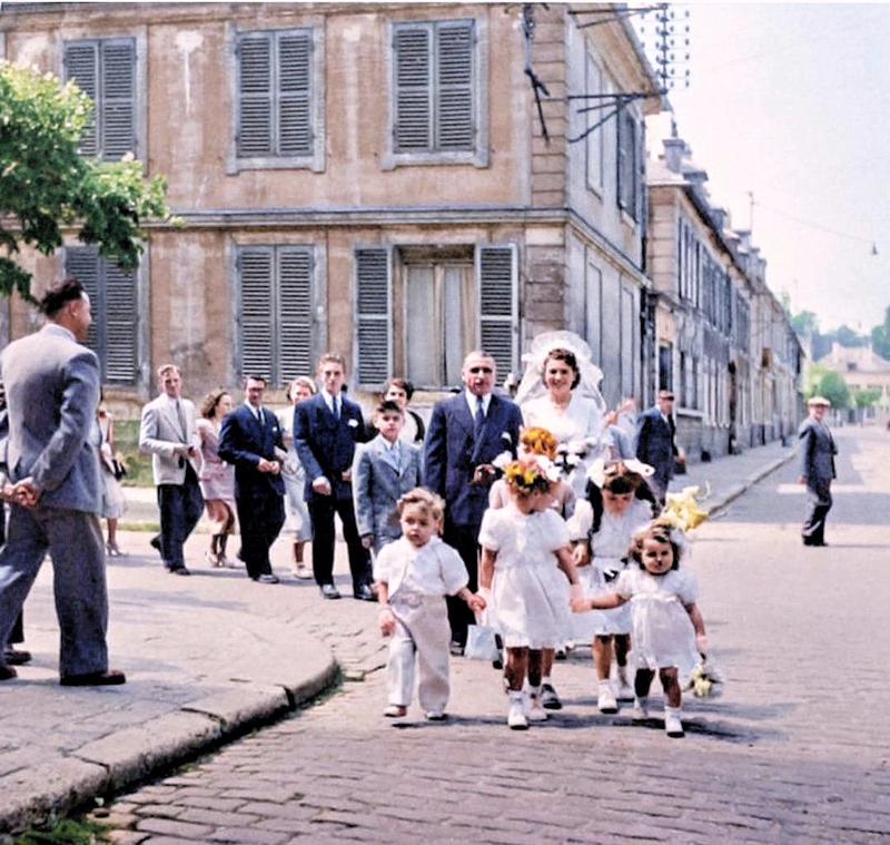 [colorized] Robert Doisneau. 
Le mariage de Denise 
1950. Paris