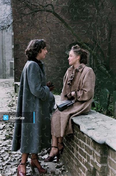 [colorized] A tête-à-tête, London, 1949.