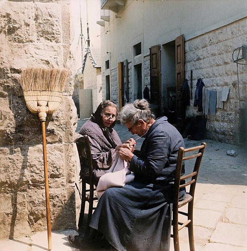 [colorized] Paesane, Italy, 1960s - by Mimmo Castellano (1932 - 2015), Italian